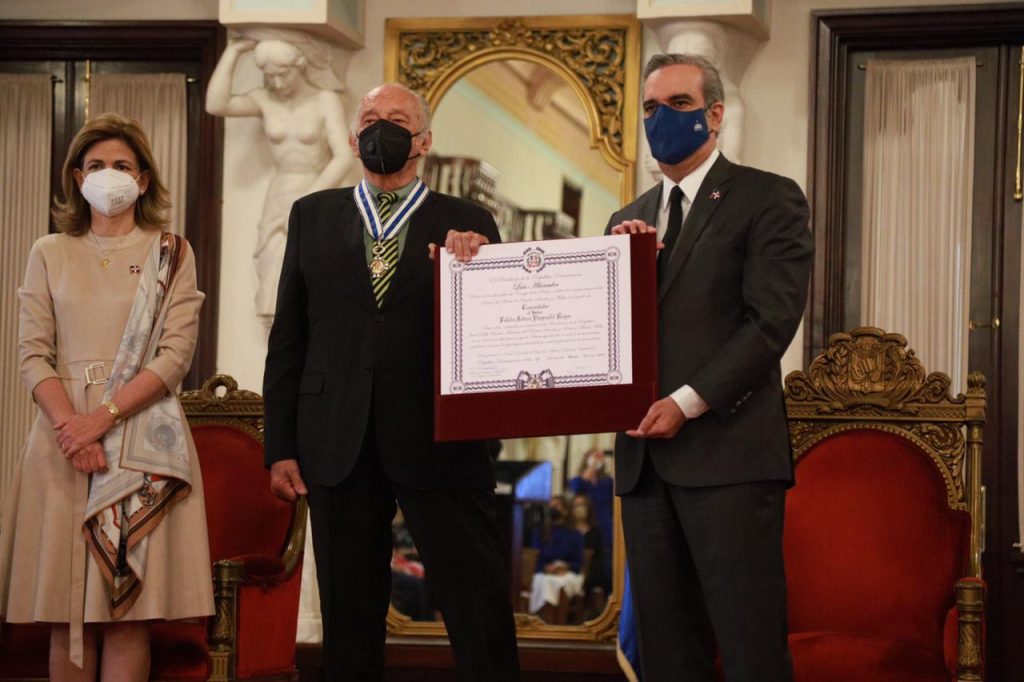 Presidente condecora con Orden del Mérito de Duarte, Sánchez y Mella a destacadas personalidades.