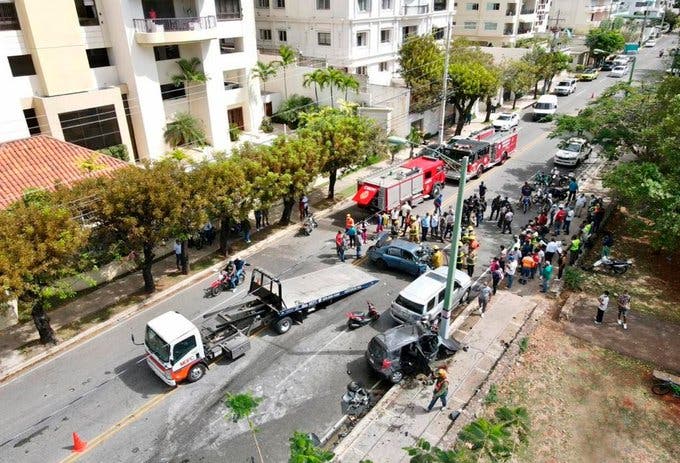 4 muertos y 3 heridos en accidente múltiple en Anacaona El Sistema 9-1-1 notificó que el accidente involucró cuatro vehículos