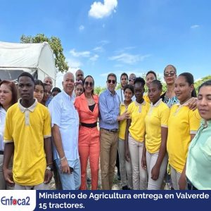 Ministerio de Agricultura entrega en Valverde 15 tractores.