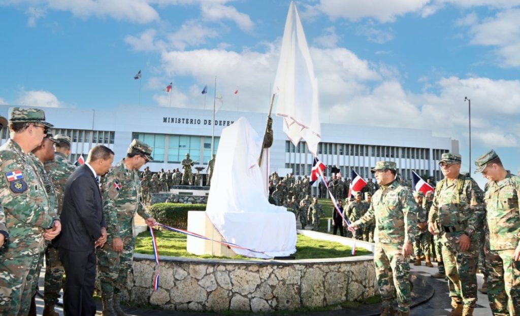 Develan estatua en honor al “Glorioso Soldado Dominicano”