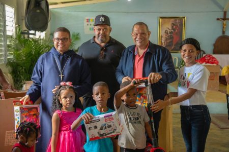 Alcalde Carlos Guzmán entrega cientos de juguetes a niños de escasos recursos.