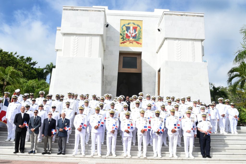 La Armada de la República Dominicana rinde homenaje a los padres de la patria con solemne ofrenda floral en el Mes de la Patria.