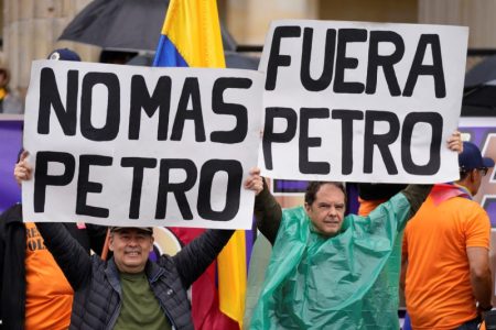 Miles de manifestantes salieron a las calles este domingo en las principales ciudades de Colombia para expresar su descontento con el gobierno de Gustavo Petro, en un momento en que su popularidad ha disminuido significativamente después de veinte meses en el poder.