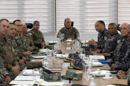 "Reunión estratégica liderada por el Comandante General del Ejército busca fortalecer la Seguridad Ciudadana en el Comando Conjunto Unificado."