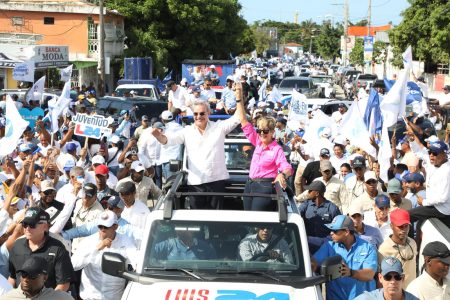 Abinader encabeza multitudinaria caravana en Puerto Plata junto a perremeistas y aliados