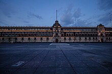 Manifestantes de Ayotzinapa lanzan petardos a Palacio Nacional durante protesta; varios heridos