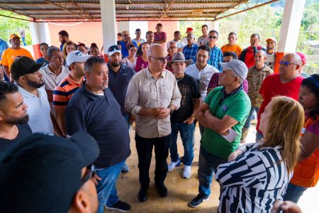 Igor Rodríguez entrega ayudas a familias afectadas por las lluvias en 5 provincias en alerta roja
