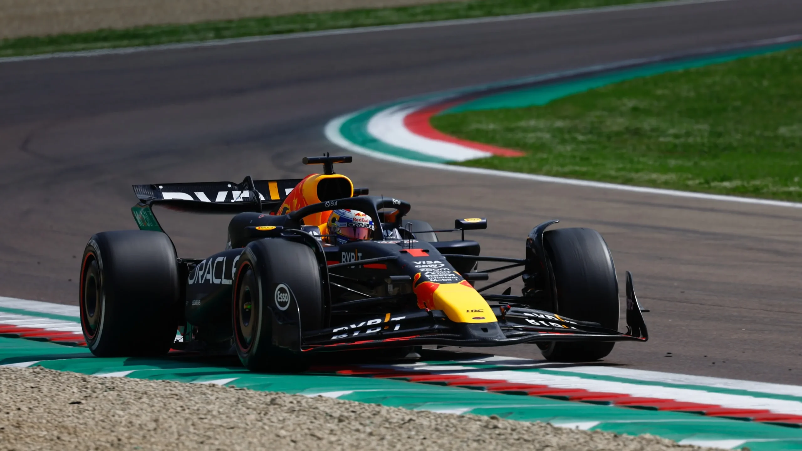 Max Verstappen se impone a Lando Norris en una emocionante batalla en el Gran Premio de Emilia Romagna